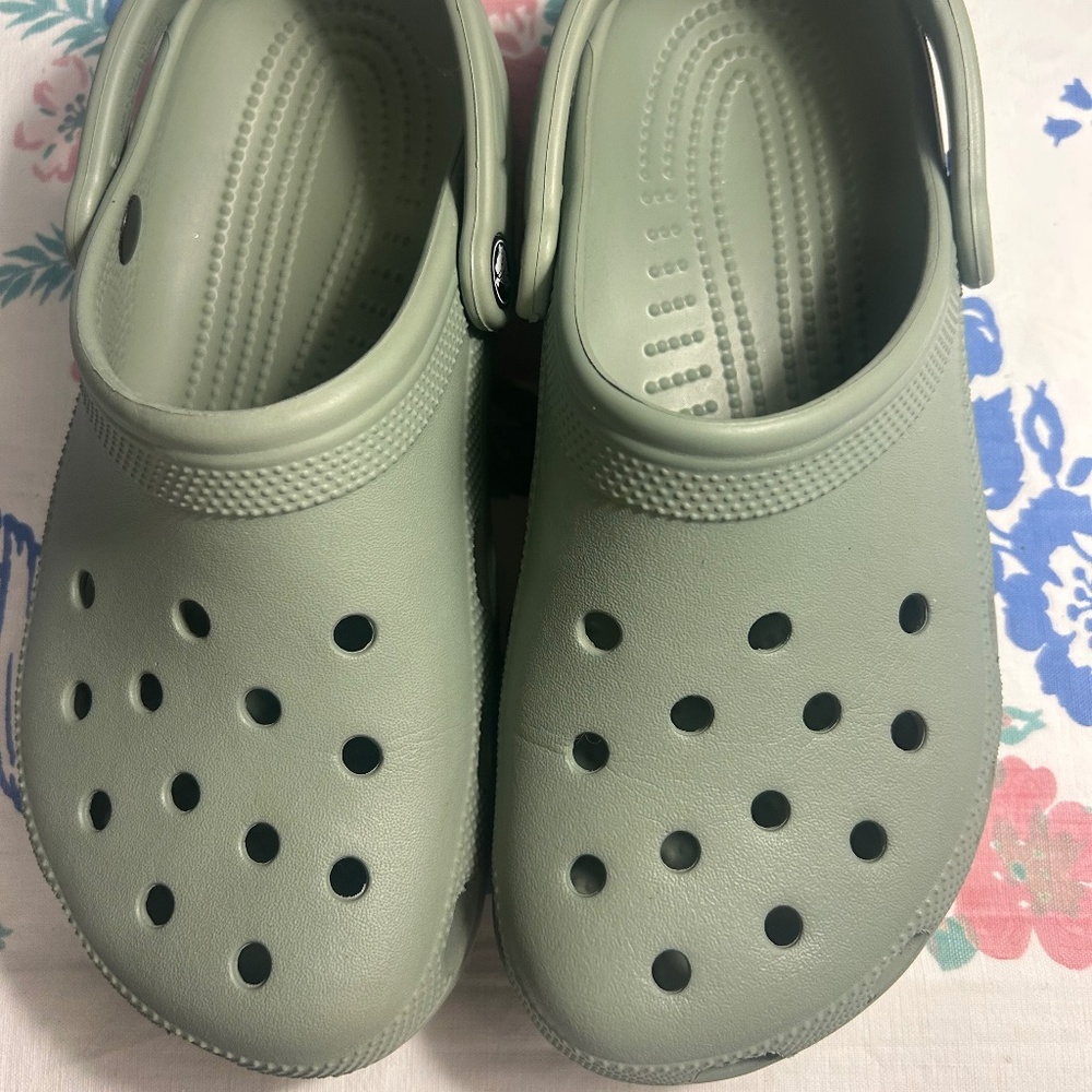 Crocs womens 8 mens 6